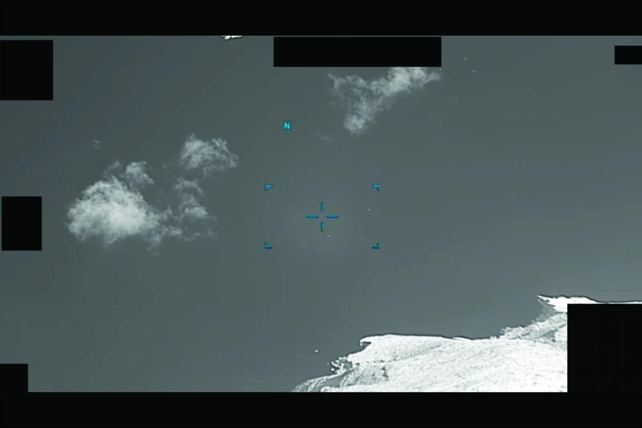 美國軍方操作員報告在希臘附近有UAP從海上直飛陸地。